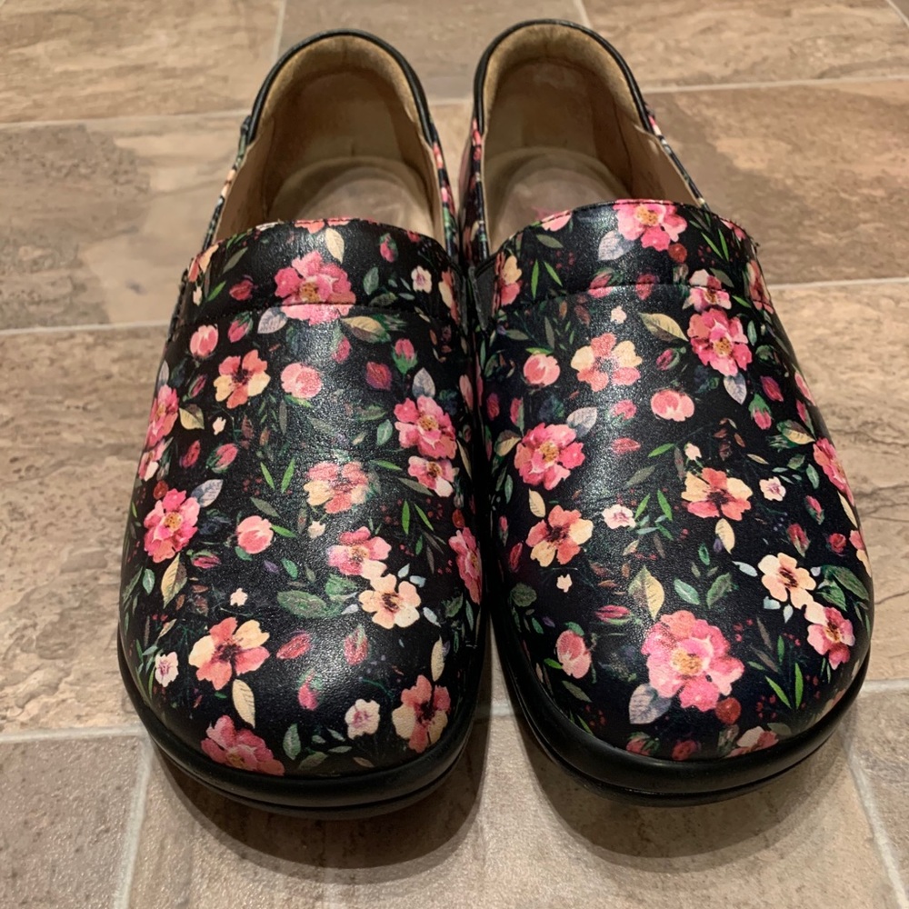 Alegria Keli “Delightful” nursing/everyday clogs